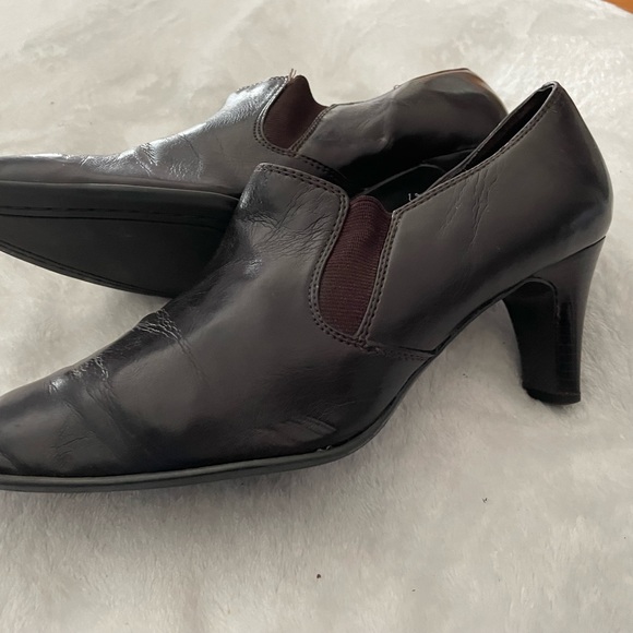 Dark brown leather Liz Claiborne slip on booties - Picture 2 of 5